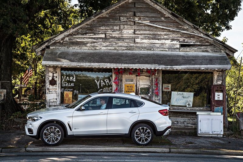 Der BMW X6 wurde überarbeitet – Ein Dinosaurier der mit der Zeit geht 2 BMW X6 seitlich
