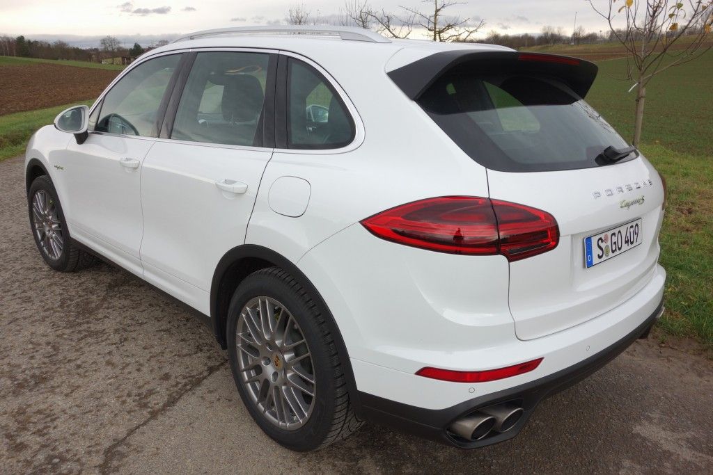 Porsche Cayenne S E-Hybrid - Flüsterleise Fahren mit 2.350 Kilo 2 Cayenne S E-Hybrid - Hinten seitlich