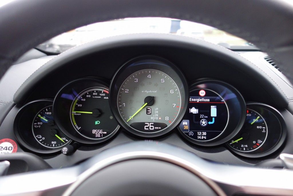 Porsche Cayenne S E-Hybrid - Flüsterleise Fahren mit 2.350 Kilo 4 Cayenne S E-Hybrid - Kombiinstrument