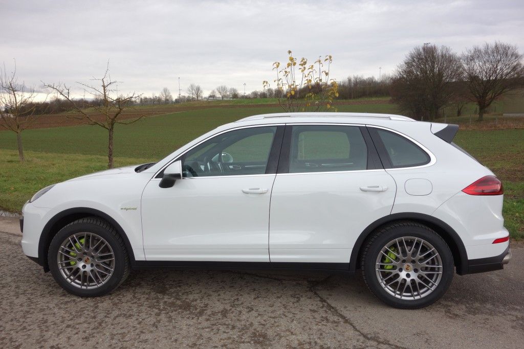 Porsche Cayenne S E-Hybrid - Flüsterleise Fahren mit 2.350 Kilo 3 Cayenne S E-Hybrid - Seite