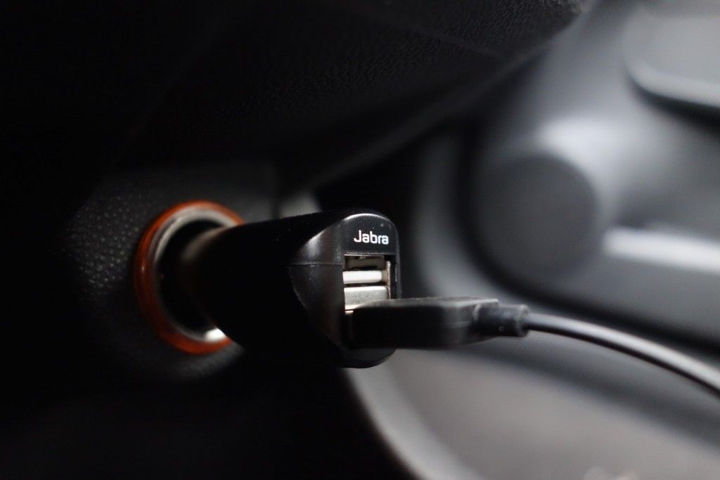 Jabra Streamer im Test - Die nachrüstbare Bluetooth-Freisprecheinrichtung 2 Jabra_Streamer_KFZ_Ladegeraet