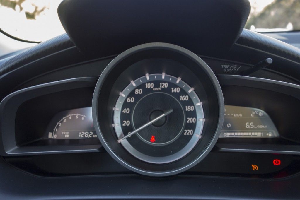 Der neue Mazda2 - Rightsizing statt Downsizing 3 Mazda 2 2015 Cockpit