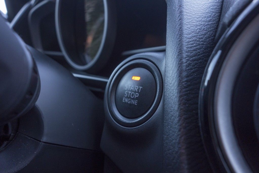 Der neue Mazda2 - Rightsizing statt Downsizing 5 Mazda 2 2015 Startknopf