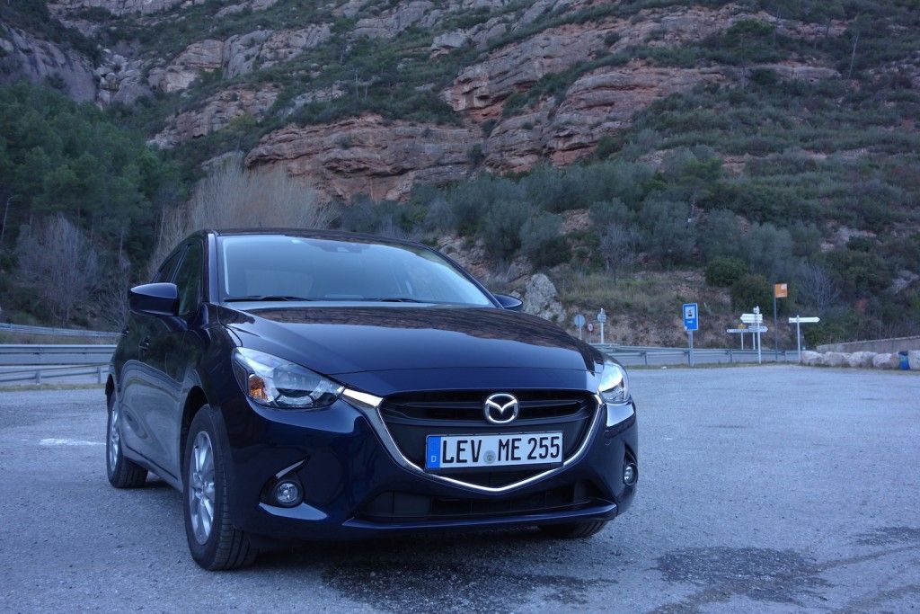 Der neue Mazda2 - Rightsizing statt Downsizing 7 Mazda 2 2015 Vorne Seite Mitternachtsblau