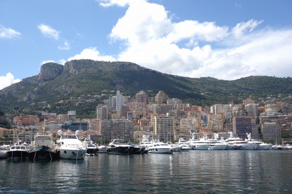 Promenade durch Monaco - prunkvolle Yachten, teure Autos und schöne Frauen 3 Blick vom Hafen auf Monaco