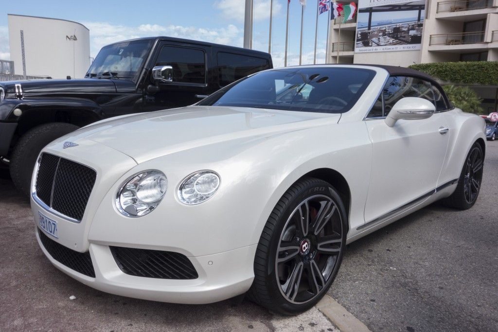 Promenade durch Monaco - prunkvolle Yachten, teure Autos und schöne Frauen 7 Bentley GTC in Monaco
