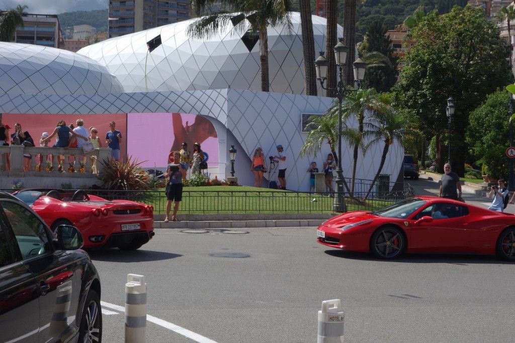 Promenade durch Monaco - prunkvolle Yachten, teure Autos und schöne Frauen 12 Zwei Ferrari beim Casino Monte Carlo