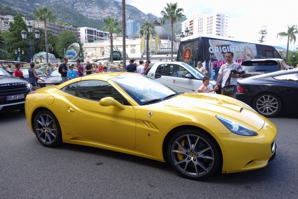 Promenade durch Monaco - prunkvolle Yachten, teure Autos und schöne Frauen 13 Ferrari beim beim Casino Monte Carlo