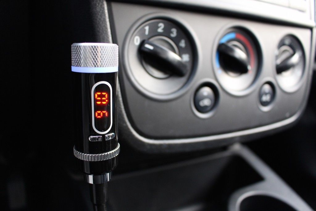 Musik vom Smartphone im Autoradio hören - FM-Transmitter "Mpow Streambot Y" im Test 1 FM-Transmitter Mpow Streambot Y Bedienteil