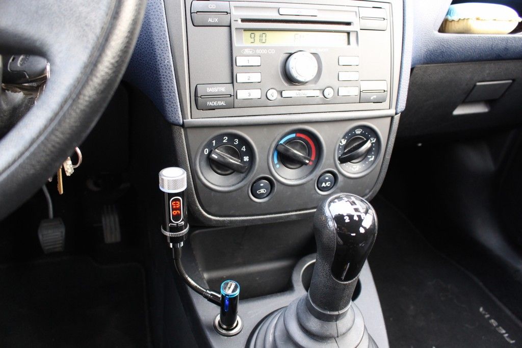 Musik vom Smartphone im Autoradio hören - FM-Transmitter "Mpow Streambot Y" im Test 2 FM-Transmitter Mpow Streambot Y Ford Fiesta 2006