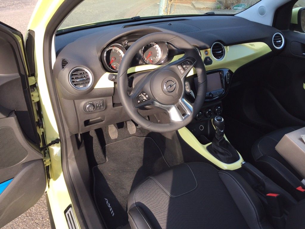 Die gezähmte Wildheit eines Drei-Tage-Bartes: Opel Adam Rocks, der Frauenheld 7 Opel Adam Lenkrad