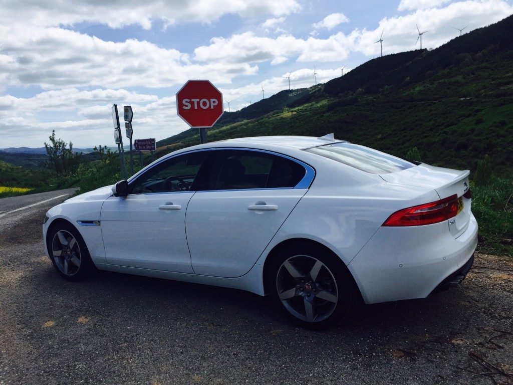 Der brandneue Jaguar XE - Britische Raubkatze jagt bayrische Weißwurst 12 Jaguar XE von hinten Seite