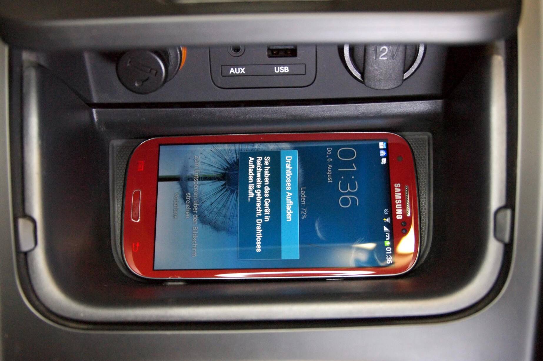 Smartphone ohne Kabel laden im Kia cee'd 11 der-Autotester