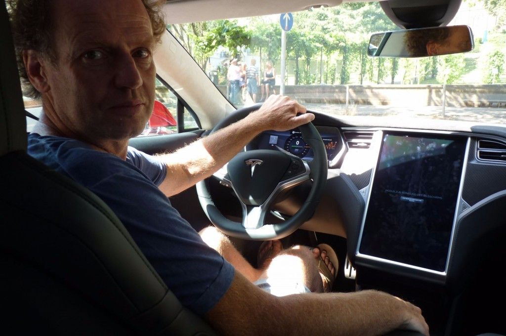 Das Tesla Model S - geht ab wie Schmitz Katze 6 Tesla Model S 2015