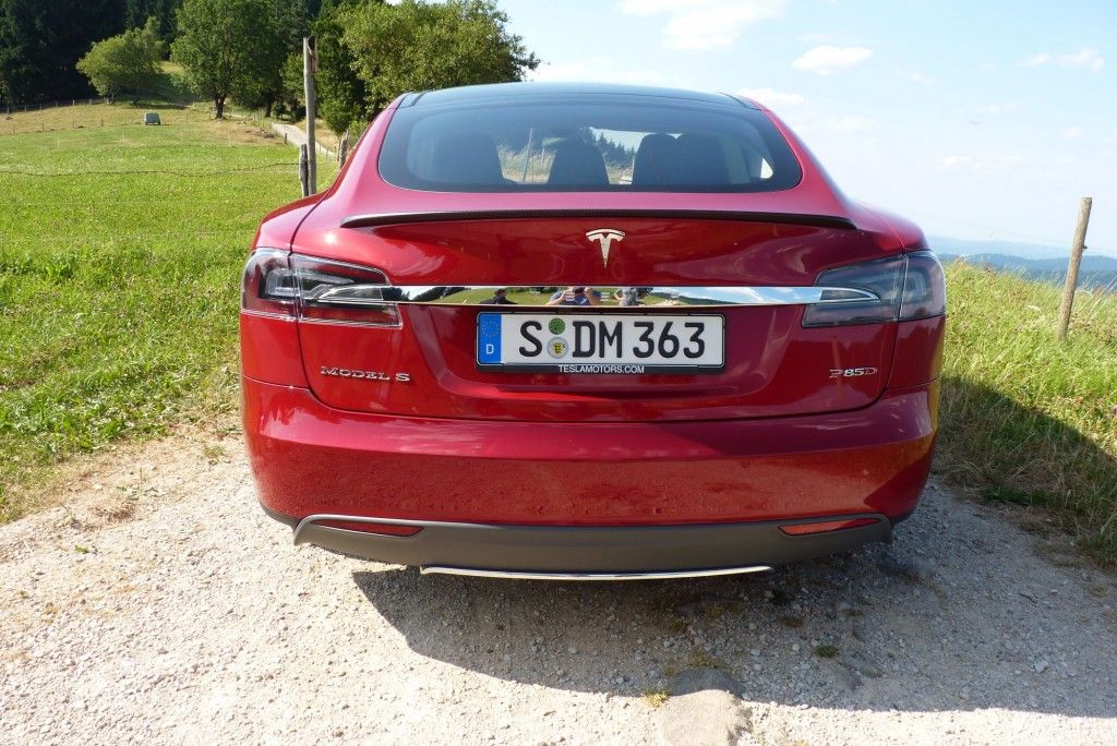 Das Tesla Model S - geht ab wie Schmitz Katze 4 Tesla Model S von hinten 2015