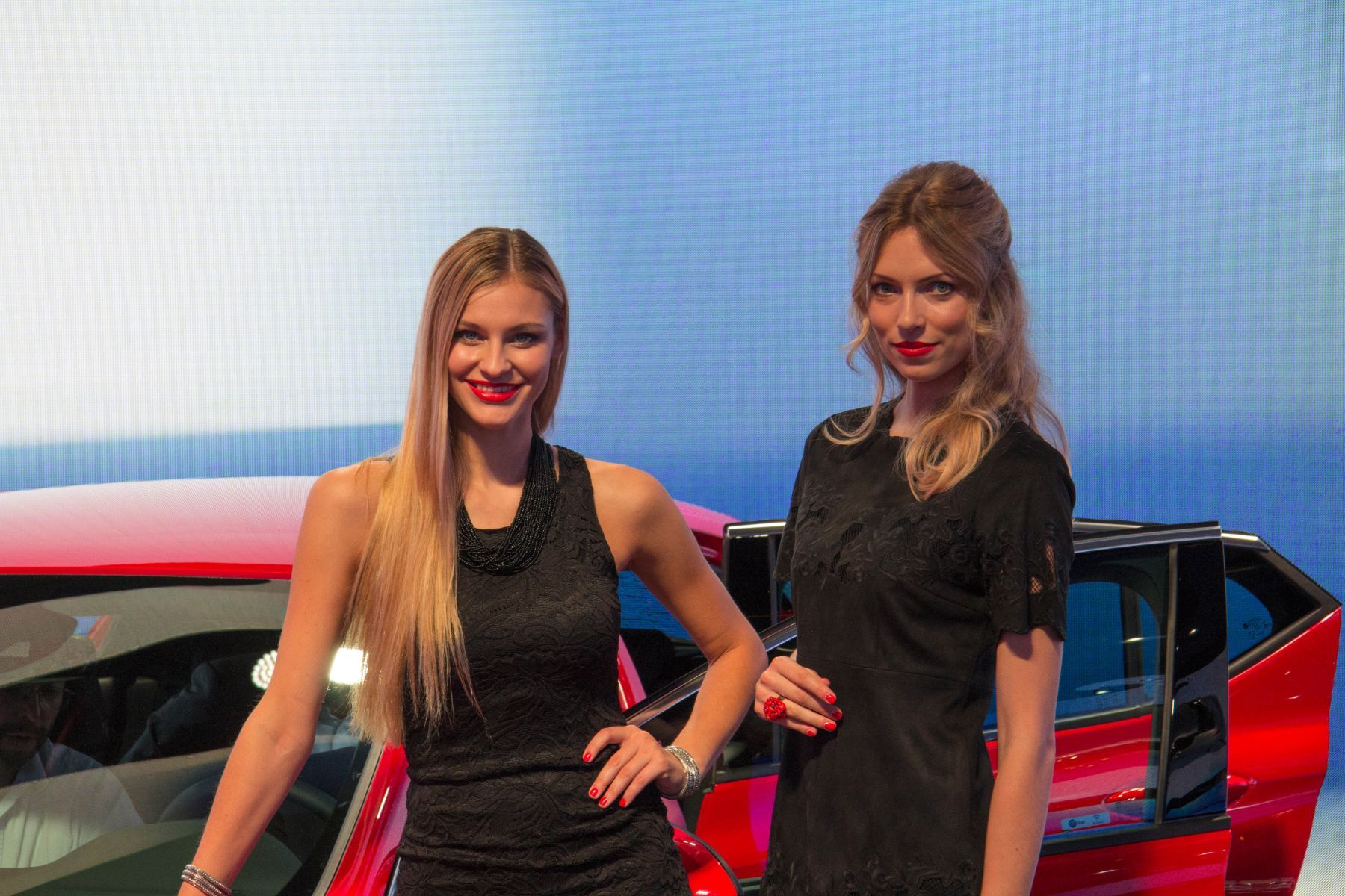 IAA 2015: Die schönsten Messegirls - Deine Favoritin? 2 der-Autotester