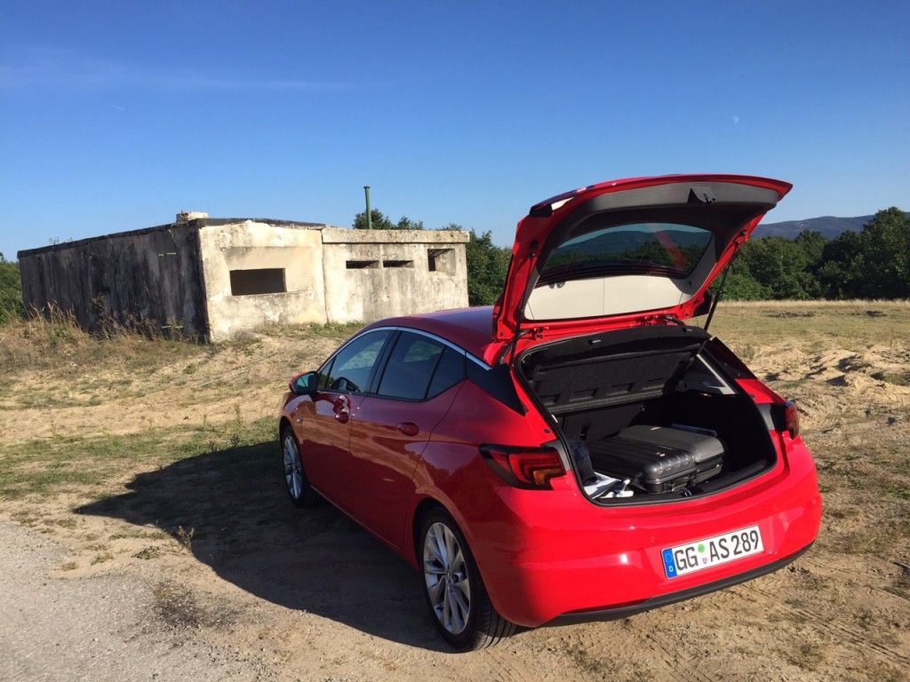 Astra-nomischer Familienzuwachs in Rüsselsheim 12 Opel Astra 2015 Kofferraum