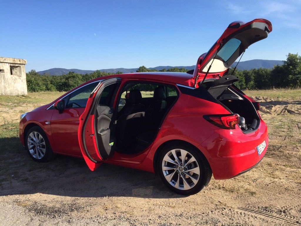 Astra-nomischer Familienzuwachs in Rüsselsheim 15 Opel Astra 2015 Rückbank