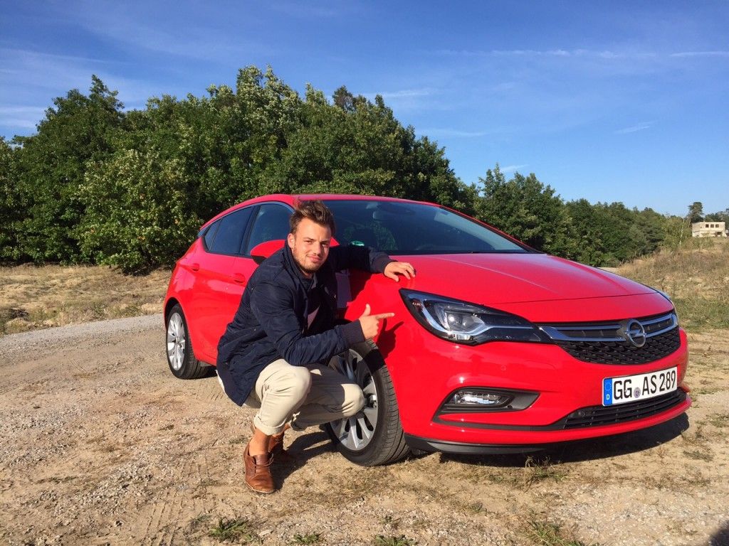 Astra-nomischer Familienzuwachs in Rüsselsheim 5 Opel Astra 2015 von der Seite