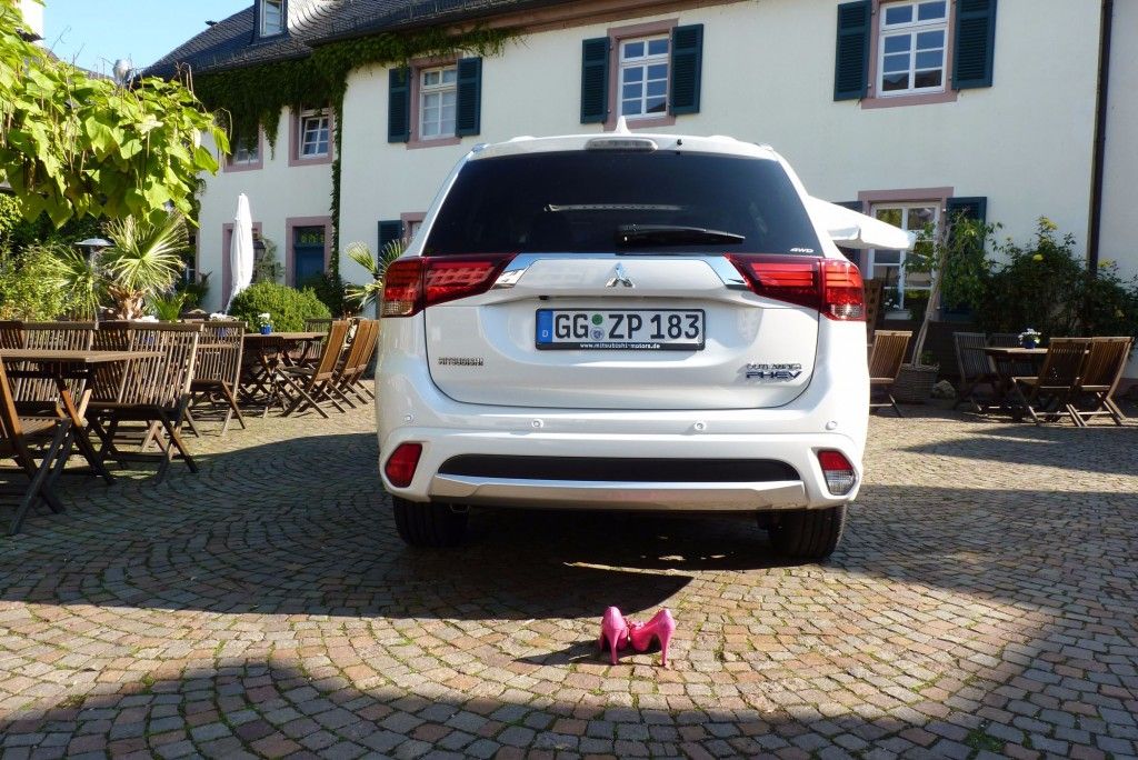 Der neue Outlander Plug-in Hybrid - Mitsubishi für das ökologische Gewissen 2 Mitsubishi Outlander Plug-in Hybrid Heck 2015