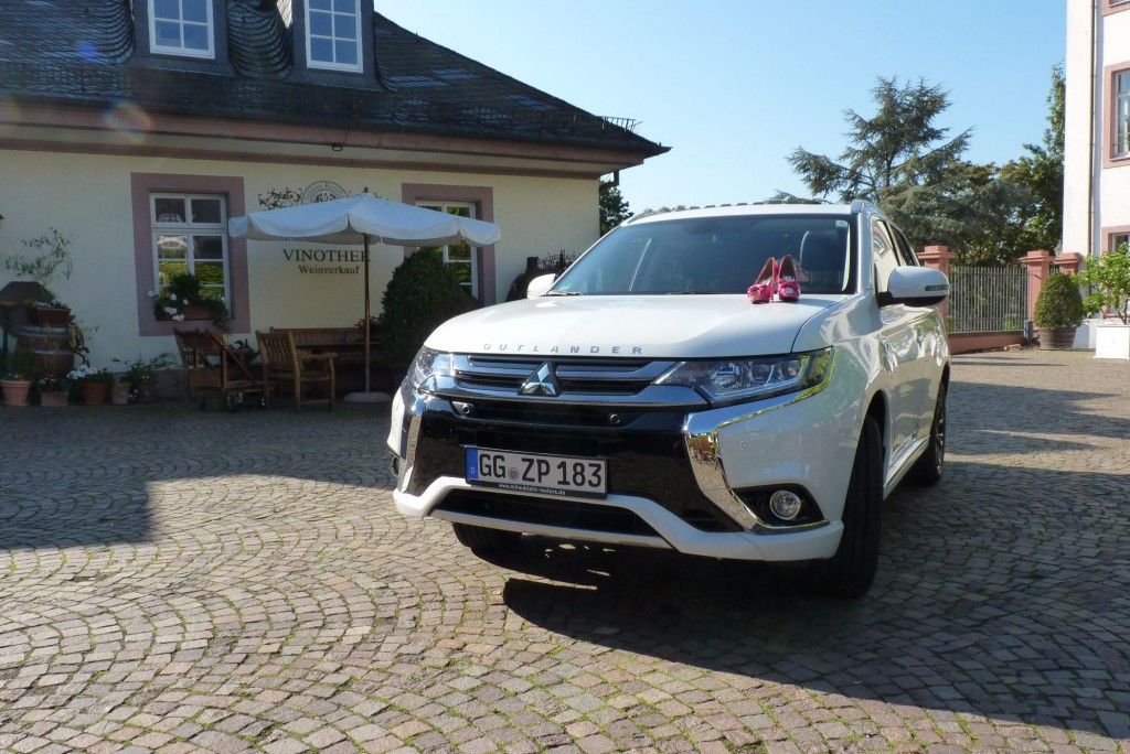 Der neue Outlander Plug-in Hybrid - Mitsubishi für das ökologische Gewissen 1 Mitsubishi Outlander Plug-in Hybrid von vorne 2015
