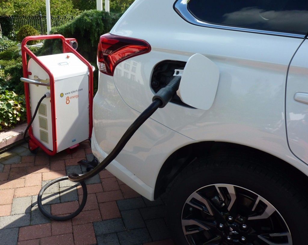 Der neue Outlander Plug-in Hybrid - Mitsubishi für das ökologische Gewissen 10 Mitsubishi Outlander Plug-in Hybrid Laden 2015