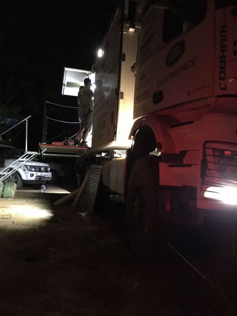Die modernen Buschtrommeln funktionieren: Nachricht aus dem Outback 7 LET2015 Versorgungstruck wird beladen