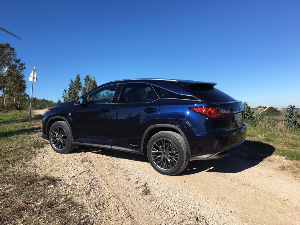 Lexus RX: Japanischer Straßenaufreißer 17 Lexus RX blau