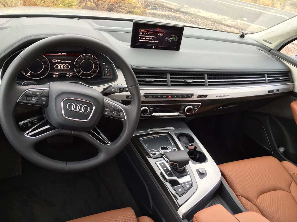 Der neue Audi Q7 e-tron: Das Dickschiff wird sozial-verträglich! 9 Audi Q7 Cockpit