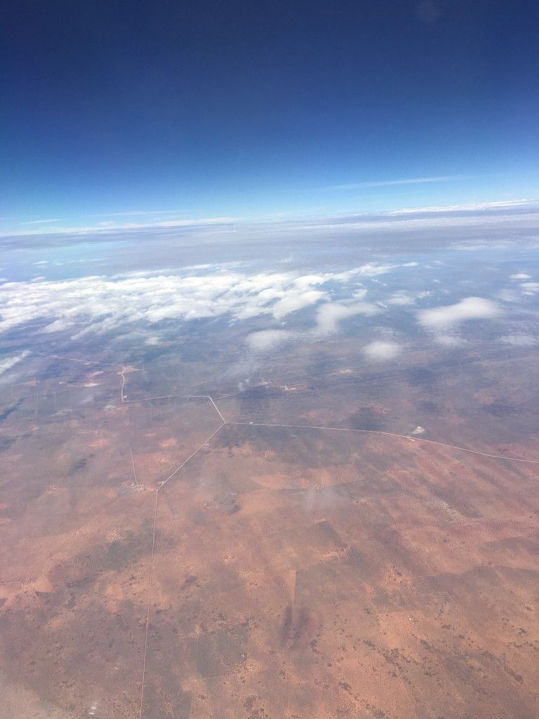 Tag 1: Von feuerroter, staubtrockener Erde und BMWs größtem SUV 1 BMW Driving Experience Blick aus dem Flieger 2015