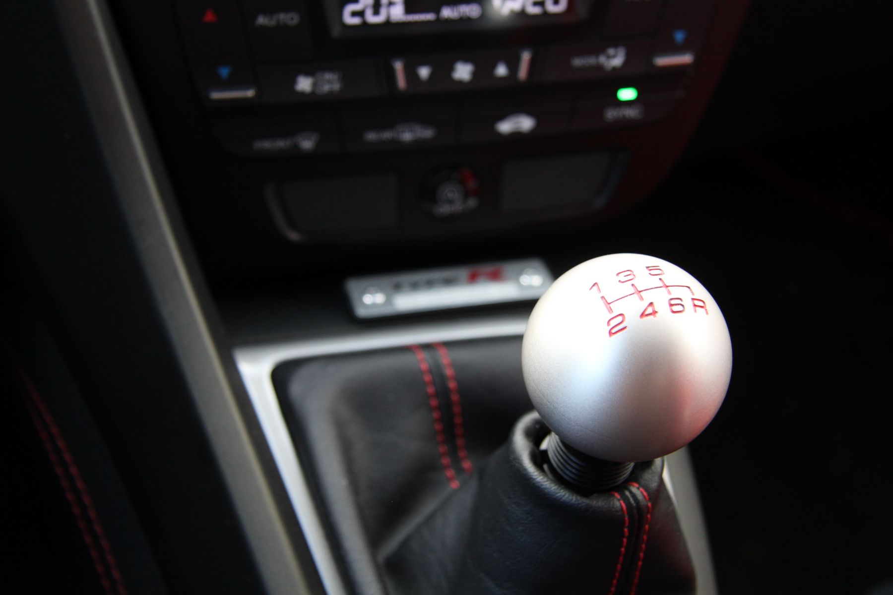 Der Handschalter stirbt aus 2 Honda Civic Type R 2015 Handschaltung Schaltknauf