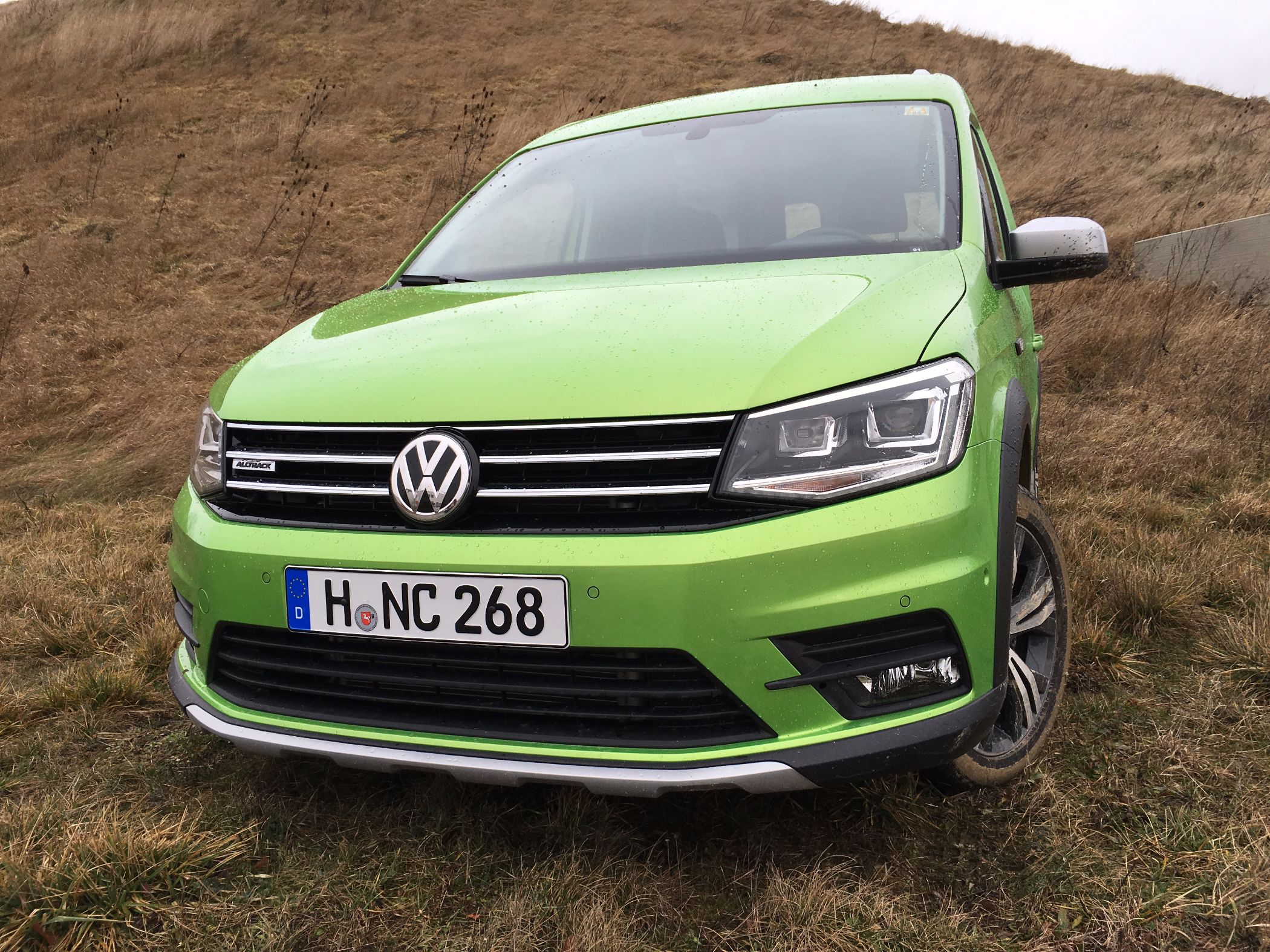 Volkswagen Caddy Alltrack - Der Hochdachkombi kommt jetzt im Offroad-Look 2 Volkswagen Caddy Alltrack Front 2016