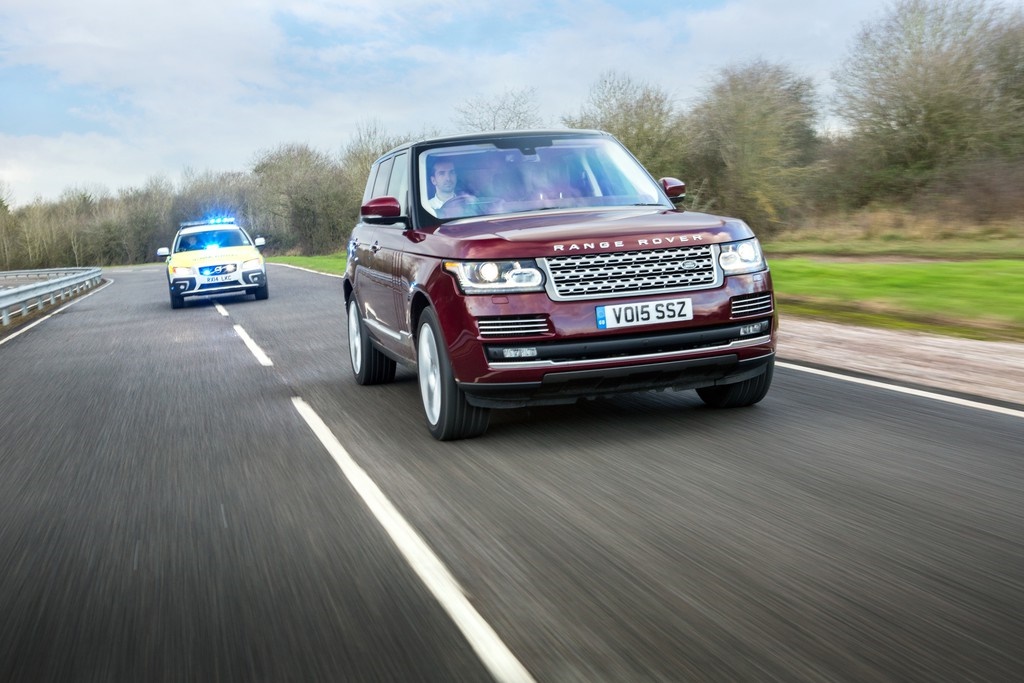 Jaguar Land Rover testet vernetzte Fahrzeuge auf der Straße 10 der-Autotester