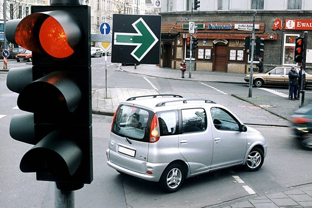 Bei Rot über die Ampel - Bußgeldkatalog 2016 16 der-Autotester