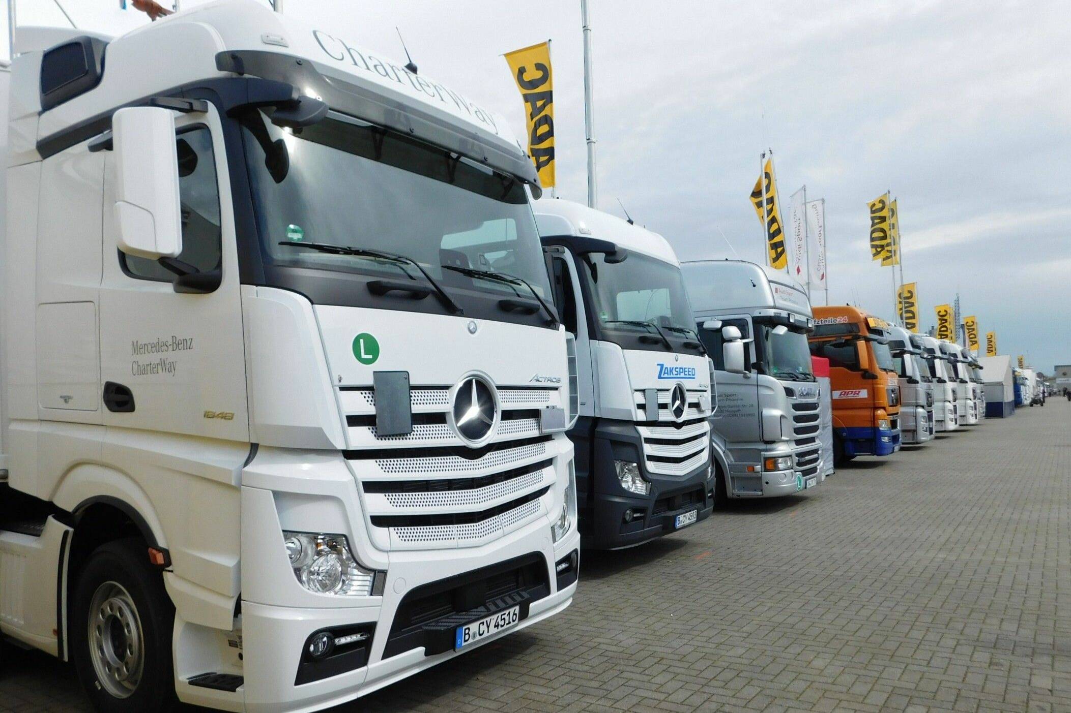 Bund stellt Lkw-Maut um 5 Lkws