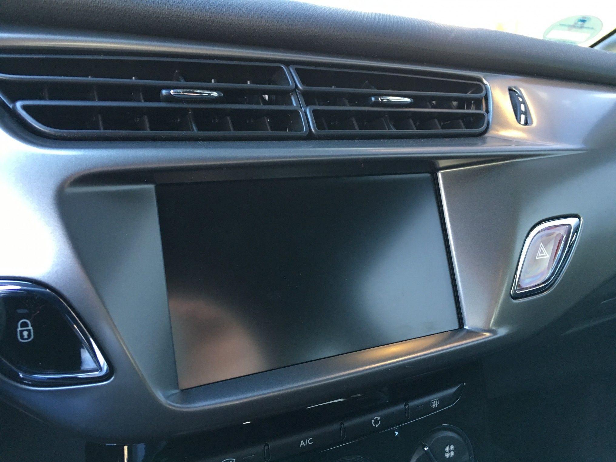 DS 3 nun ohne Citroën Doppelflügel 8 der-Autotester
