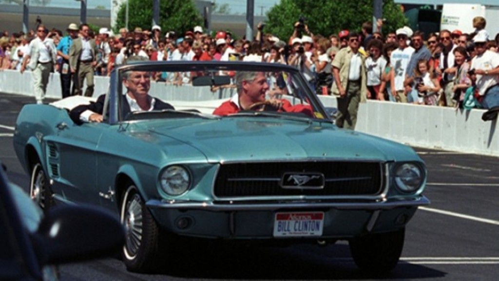 Die beliebtesten Autos der US-Präsidenten 3 Bill Clinton und sein Ford Mustang Cabrio von 1976