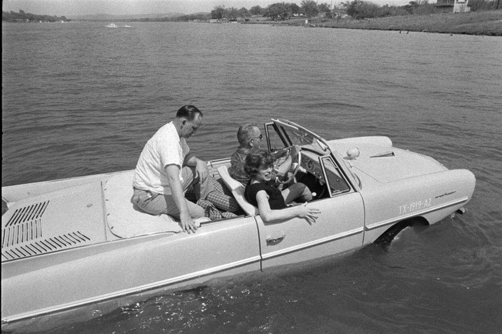 Die beliebtesten Autos der US-Präsidenten 5 Lyndon B. Johnson fuhr ein Amphicar von 1961.