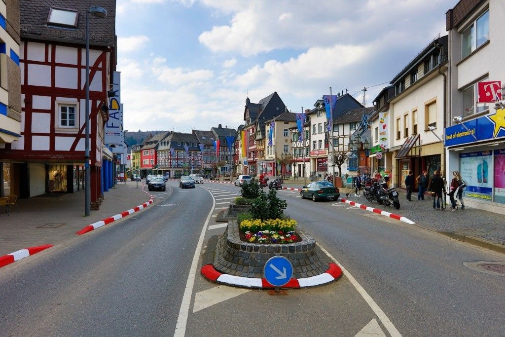 Rot-weiße Bordsteine: Adenau bekennt sich zum Nürburgring 1 Adenau 2016 Foto: Nürburgring / Gruppe C