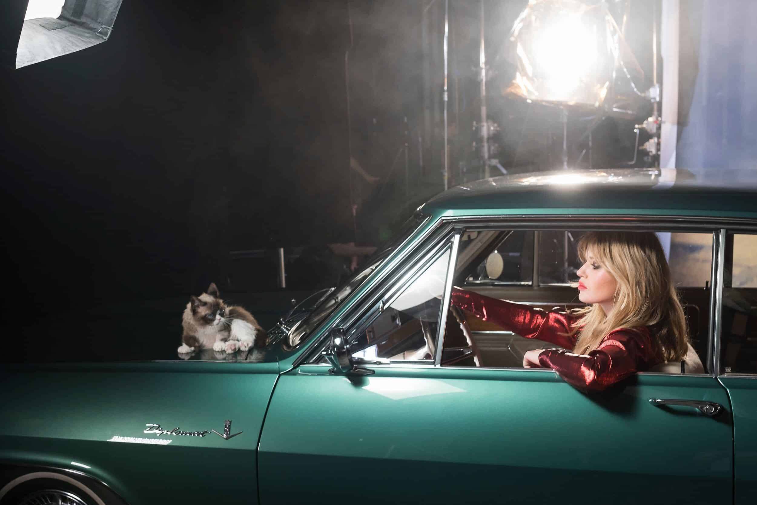 Ellen von Unwerth fotografiert Georgia May Jagger und „Grumpy Cat“ für den Opel-Kalender 2017 9 der-Autotester