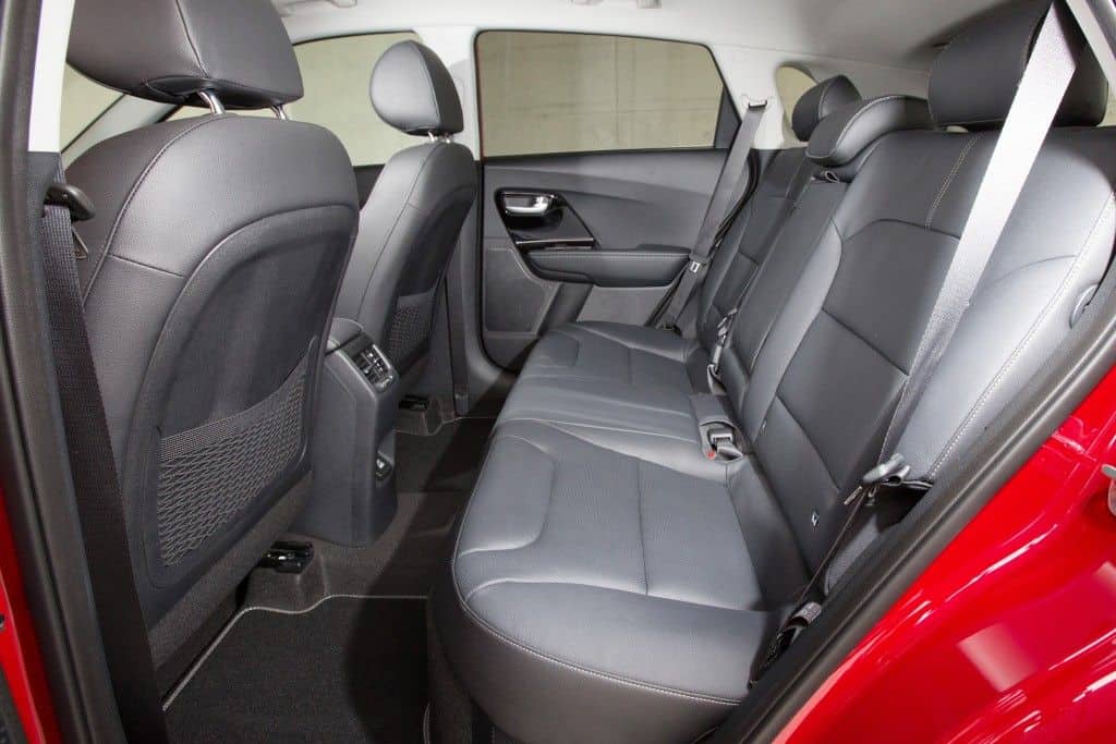 Kia Niro – sparsamer Familien-Crossover fährt vor 4 Kia Niro Rückbank