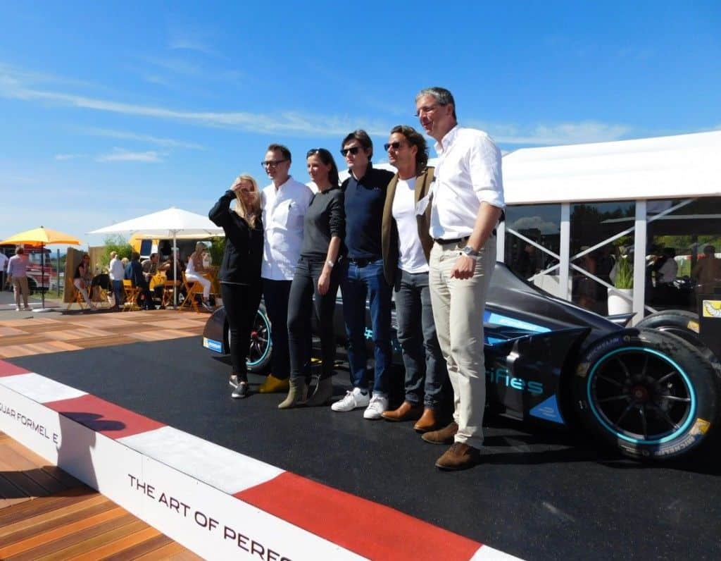Vom Garagengold-Fieber infiziert: Oldtimer Grand Prix auf dem Nürburgring 6 Petra Bindel, Sternekoch Holger Stromberg, Schauspielerin Alexandra Maria Lara und Sam Riley, Jan Luca, sowie Peter Modelhart, Geschäftsführer Jaguar Land Rover Deutschland