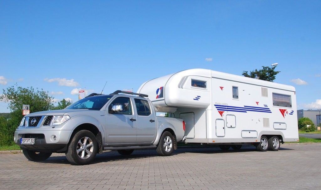 Kleine Wohnmobil-Typenkunde: Von Nasenbären und Landyachten 9 Pick-up mit Wohnauflieger: Sattelzug von Tischer.