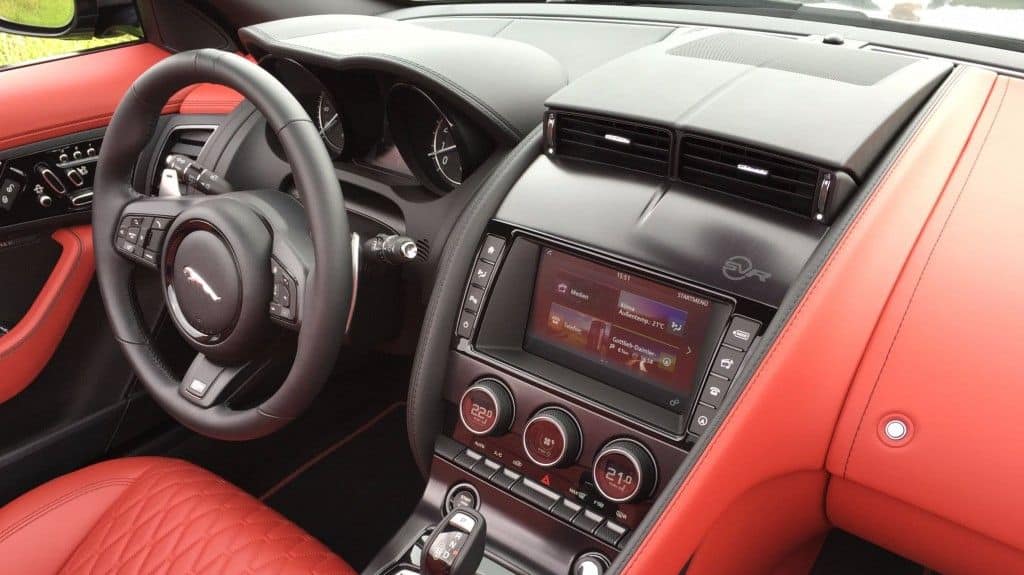 Jaguar F-Type SVR - Nicht nur sein Aussehen ist atemberaubend 6 Jaguar F-Type SVR Lenkrad