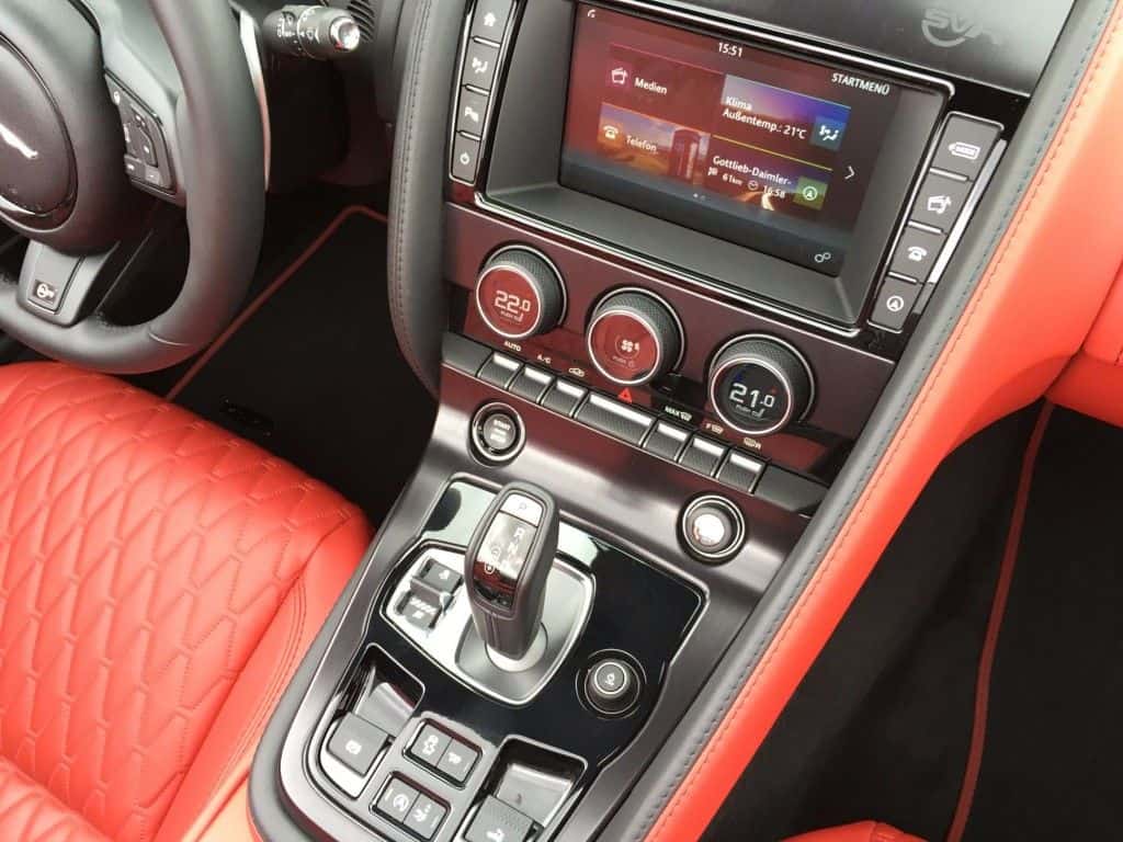 Jaguar F-Type SVR - Nicht nur sein Aussehen ist atemberaubend 4 Jaguar F-Type SVR Mittelkonsole