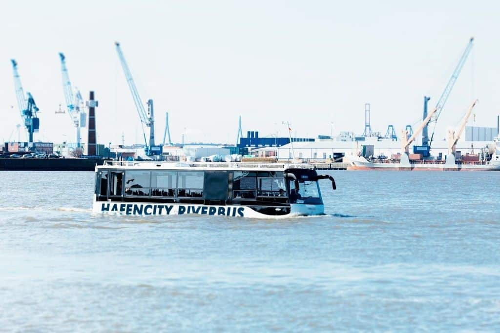 Ein Bus geht regelmäßig baden 1 Riverbus