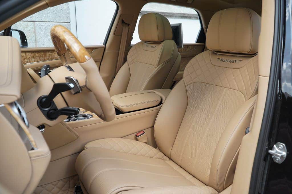 Mansory macht den Bentayga noch luxuriöser 2 Feinstes Leder und viel Edelholz prägen den Eindruck des Mansory-Bentayga im Innenraum.