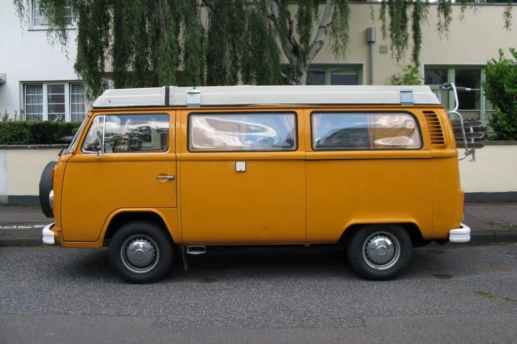 VW California: Evergreen aus Hannover für Urlaub und Alltag 1 Vorläufer: Der Westfalia Joker auf T2-Basis hat die steile Karriere der Campingbusse bei VW begründet.