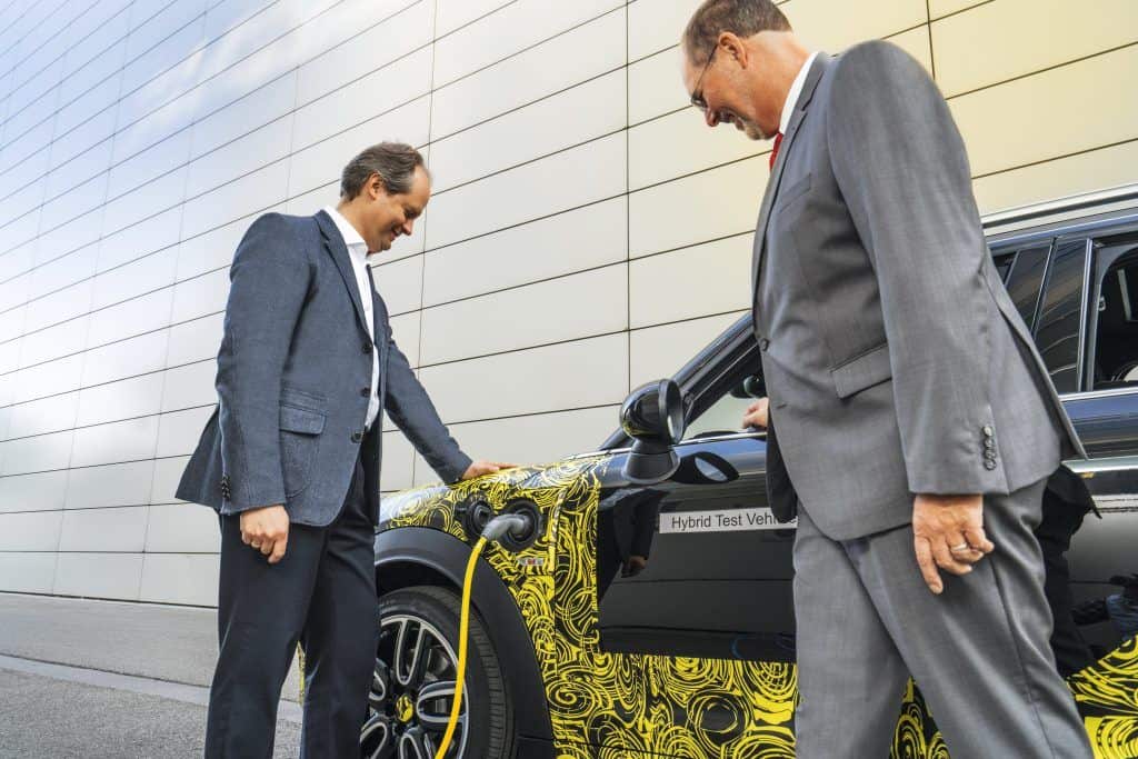 Mini goes electric 1 MINI Markenchef Sebastian Mackensen und MINI Baureihenleiter Peter Wolf auf Erprobungsfahrt im ersten Plug-in-Hybrid-Modell der britischen Premium-Marke