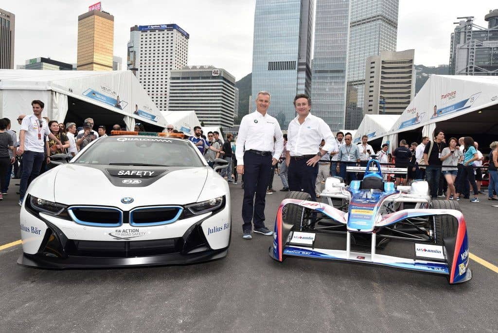 Formel E: Im Rausch der Geschwindigkeit 1 Jens Marquardt, BMW-Motorsportchef, und Alejandro Agag, Leiter der Fomel E, vor dem BMW-i8-Safetycar der Serie und einem Einsatzfahrzeug des Andretti-Teams.